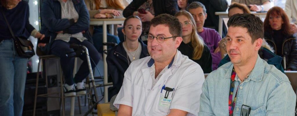 Un moment musical au salon visiteurs de la clinique d’addictologie.