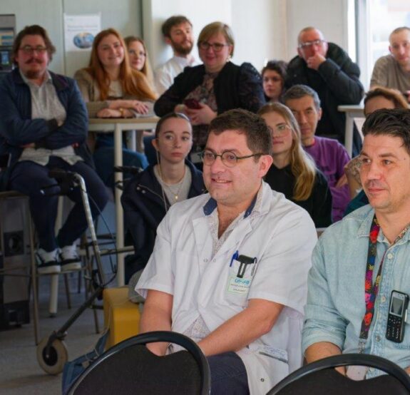 Un moment musical au salon visiteurs de la clinique d’addictologie.